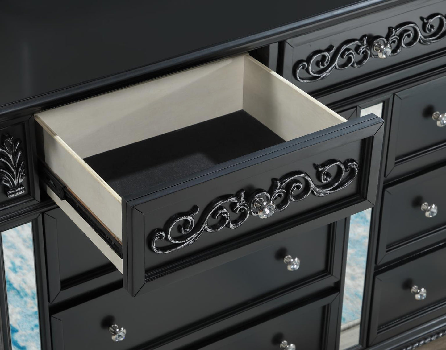 B091 - Chest - Black