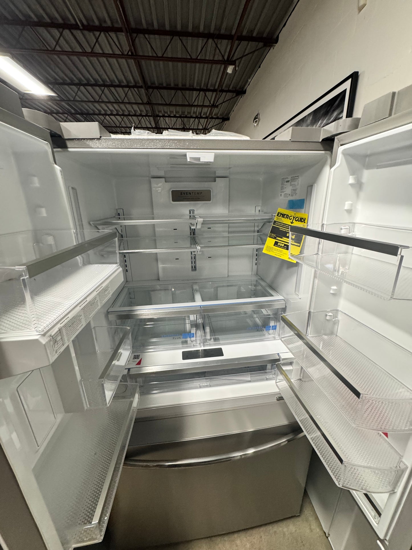 Refrigerador Gallery de 23.3 pies cúbicos con puerta francesa y profundidad de mostrador en acero inoxidable resistente a las manchas con dispensador de agua interno