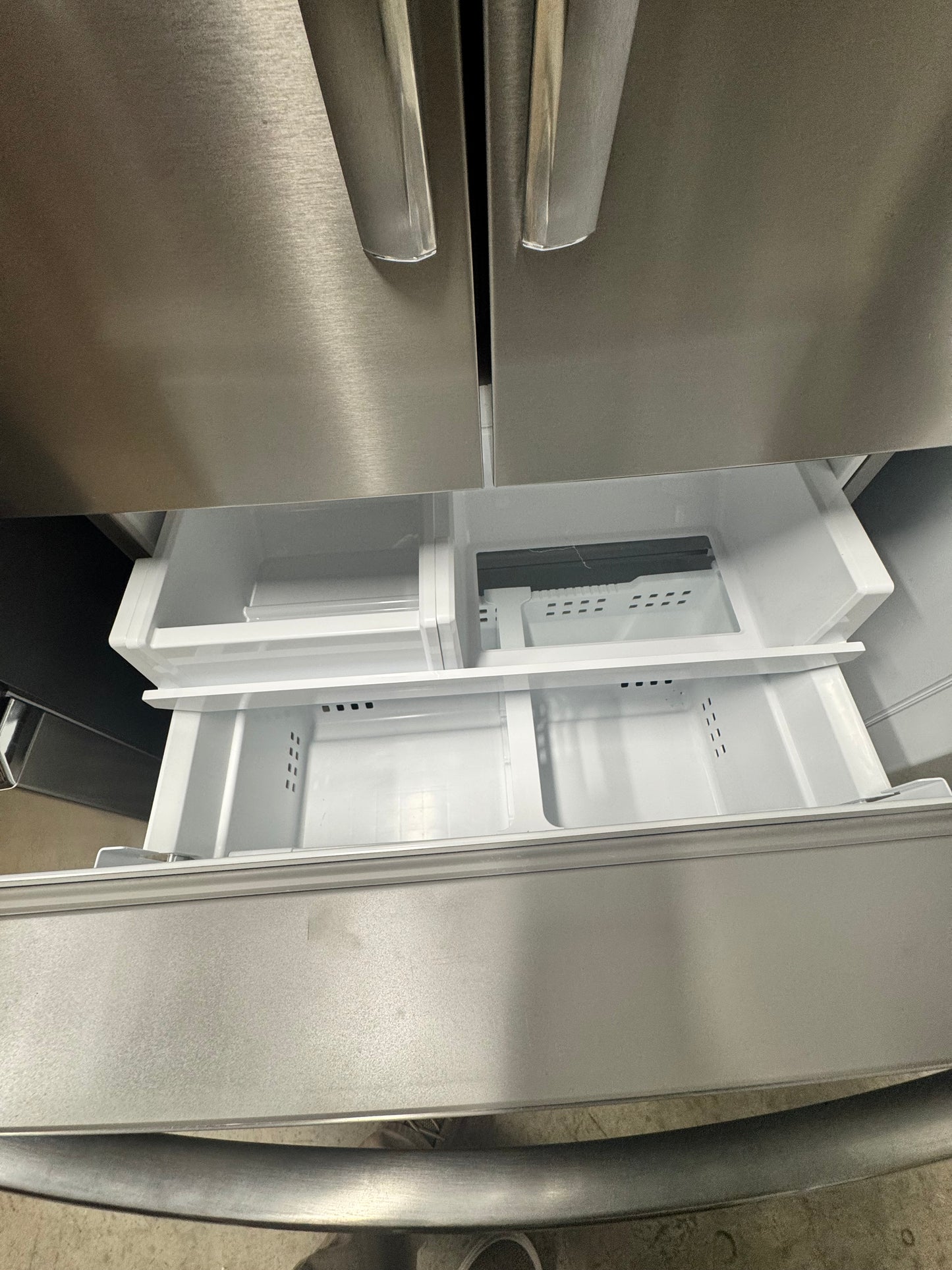 Refrigerador Gallery de 23.3 pies cúbicos con puerta francesa y profundidad de mostrador en acero inoxidable resistente a las manchas con dispensador de agua interno