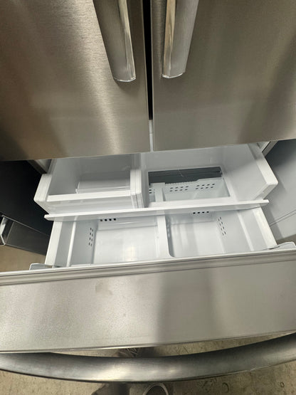 Refrigerador Gallery de 23.3 pies cúbicos con puerta francesa y profundidad de mostrador en acero inoxidable resistente a las manchas con dispensador de agua interno