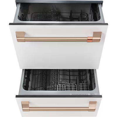 Lavavajillas Cafe de 24 pulgadas con control superior y 2 cajones (blanco mate con manijas de bronce cepillado), nivel de sonido muy silencioso de 46 decibeles