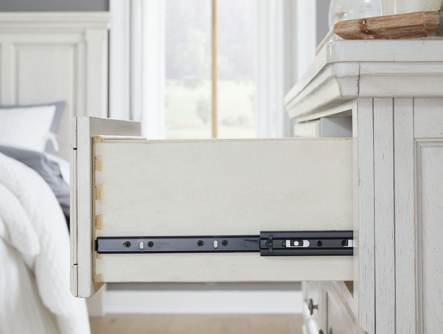 Robbinsdale - Five Drawer Chest - Antique White