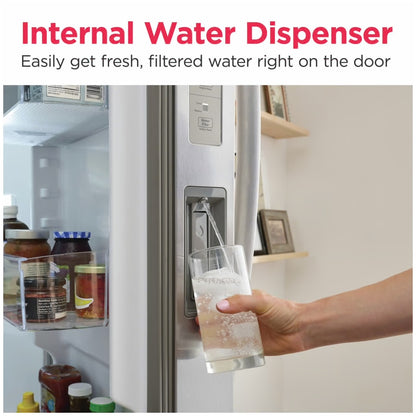 Refrigerador de dos puertas verticales de 36 pulgadas y 26 pies cúbicos de profundidad estándar en acero inoxidable con dispensador de agua interno.