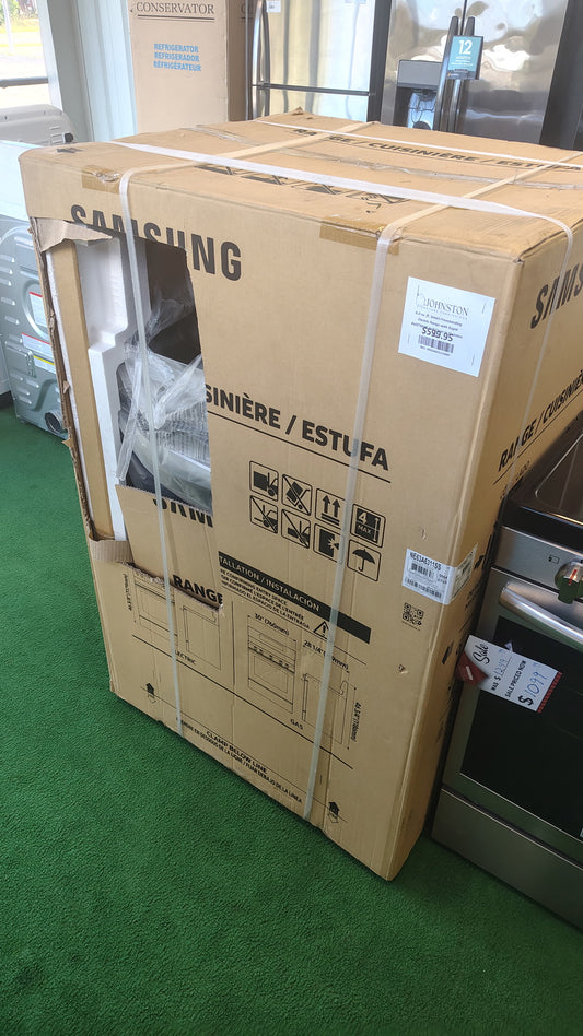 Samsung 30 in. 5-Burner Element Smart Freestanding Electric Range in Stainless Steel with Rapid Boil and Self Clean OUTLET