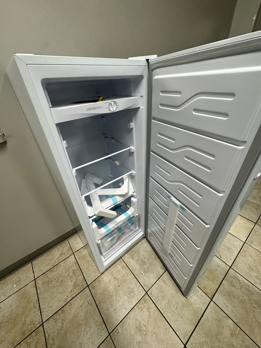 Vitara 7 Cu Ft Manual Defrost Upright Freezer OUTLET