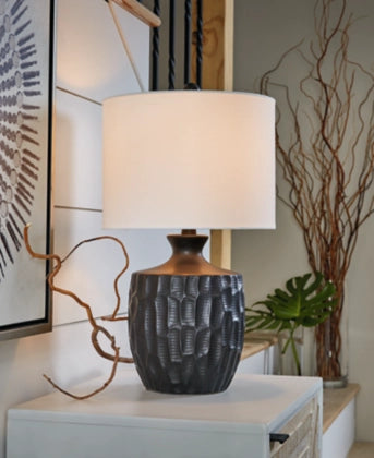 Ellisley Ceramic Table Lamp (1/cn)