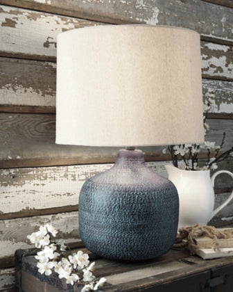 Malthace Metal Table Lamp (1/cn)